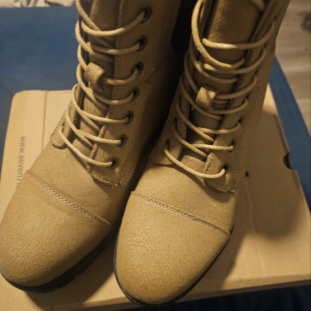 SEVEN 7 COMBAT BOOTS. SIZE 7. NWT. STILL IN BOX.